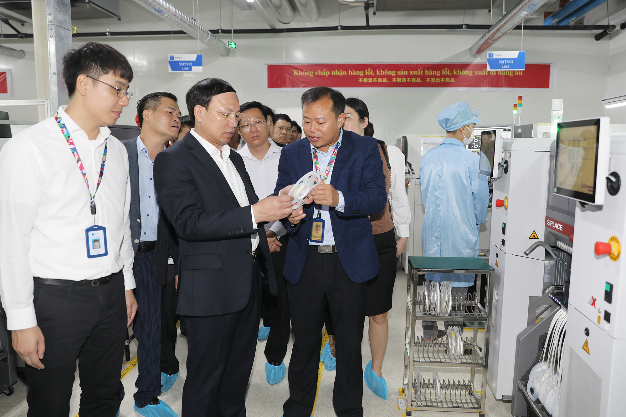 Bí thư Tỉnh ủy thăm Nhà máy Sản xuất loa và tai nghe Tonly Technology Limited tại KCN Đông Mai.