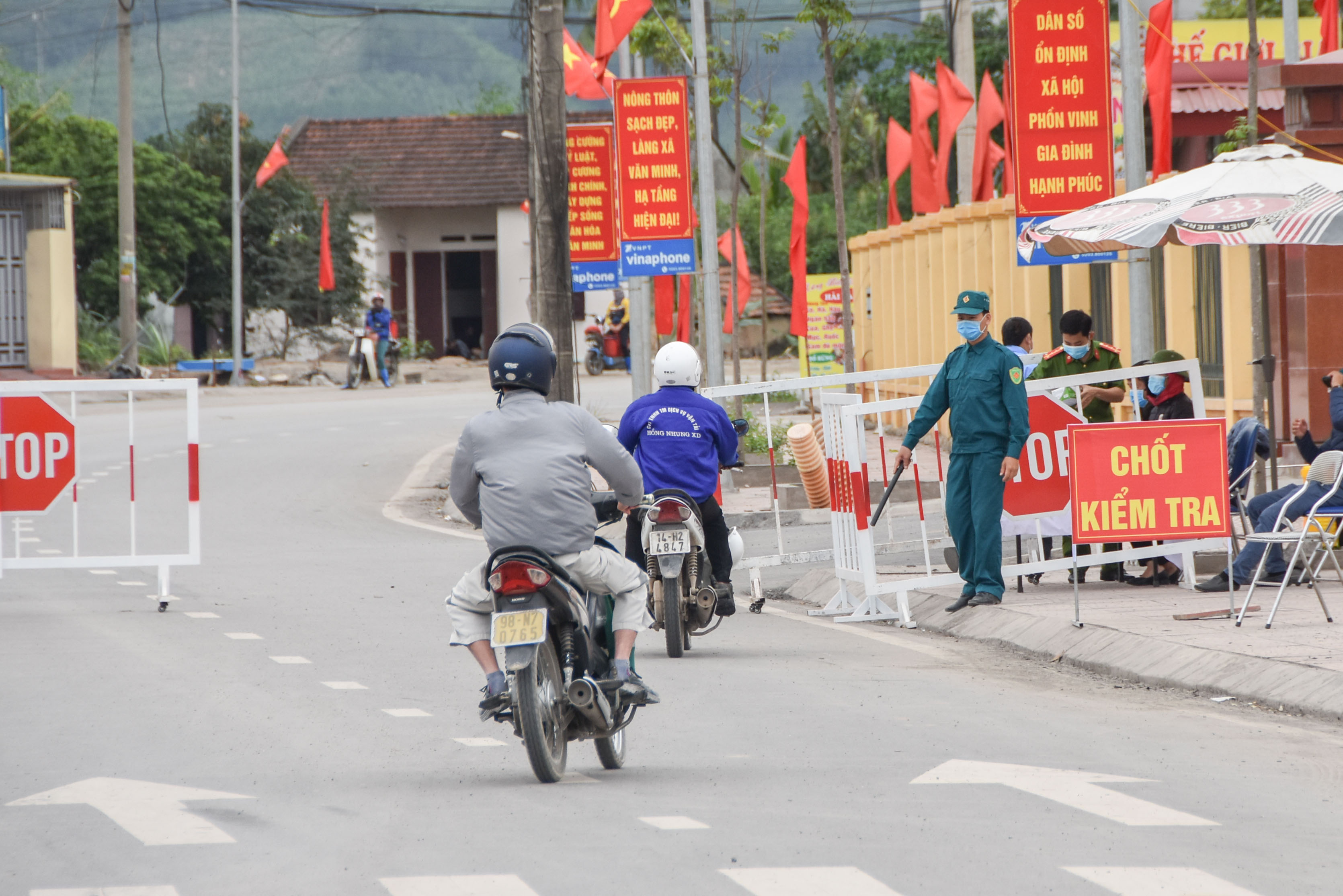 Chốt chống dịch, kiểm tra chặt chẽ người dân ra vào địa bàn xã Thống Nhất (TP Hạ Long), tháng 4/2020.