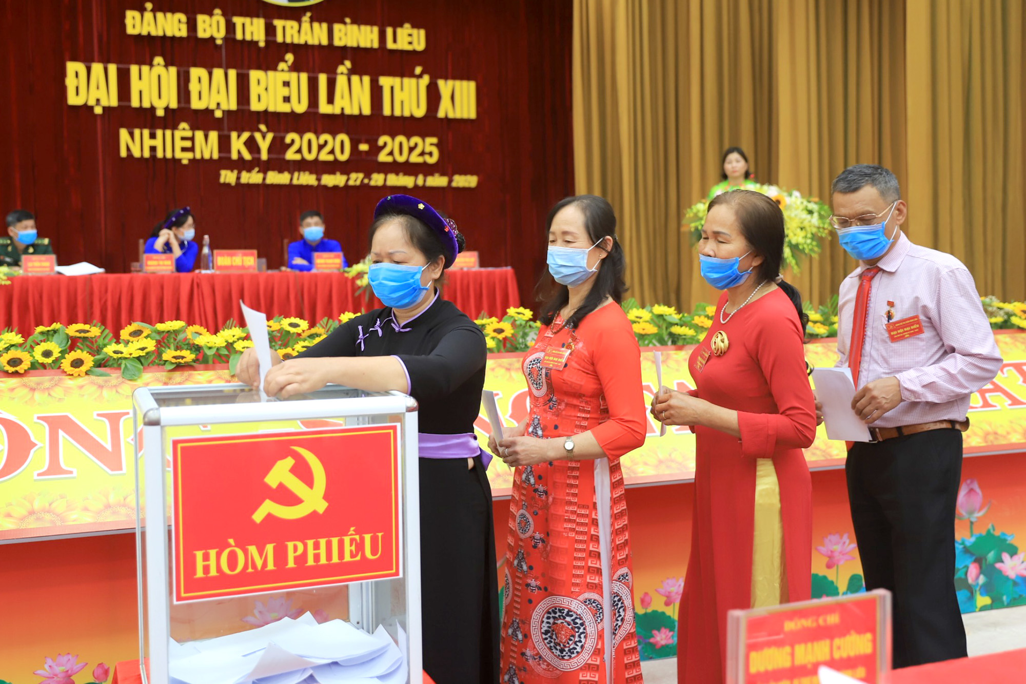 Các đại biểu bỏ phiếu bầu Bí thư Đảng ủy tại Đại hội Đảng bộ thị trấn Bình Liêu (huyện Bình Liêu) nhiệm kỳ 2020-2025.