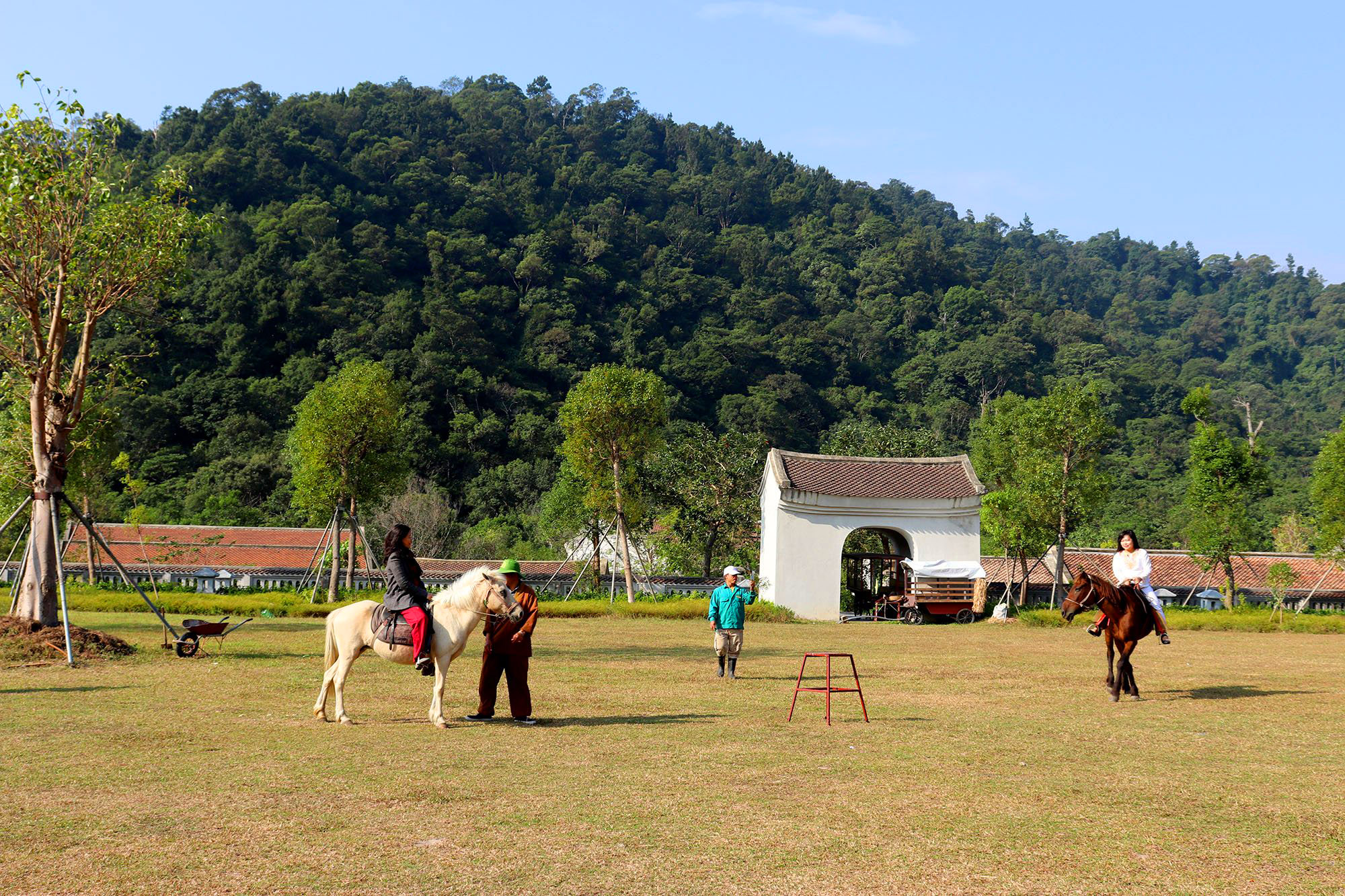 Du khách trải nghiệm hoạt động cưỡi ngựa tại khu nghỉ dưỡng Legacy Yên Tử (TP Uông Bí).