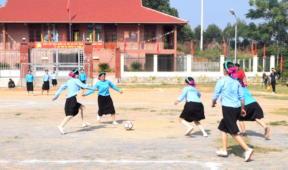 Đá bóng nữ Sán Chỉ tại xã Húc Động trong Tuần Văn hóa thể thao du lịch Bình Liêu 2020