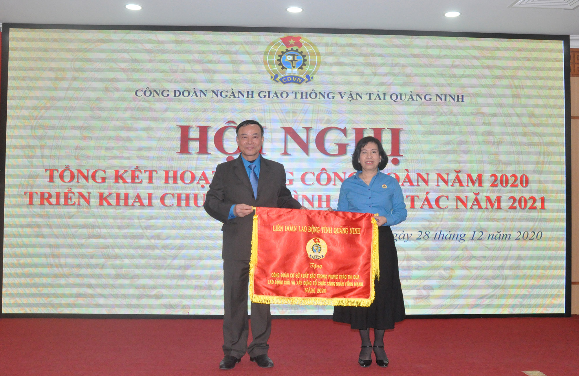 Đồng chí Đỗ Cao Thượng, Phó Chủ tịch LĐLĐ tỉnh tặng cờ cho cho đơn vị có thành tích xuất sắc.