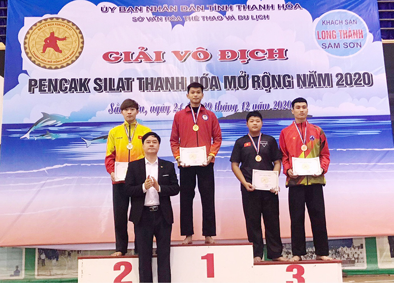VĐV Bùi Đình Quyết đoàn Quảng Ninh nhận HCV hạng cân 70 kg nam.