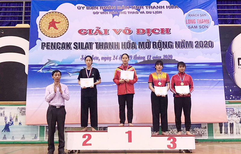 VĐV Nguyễn Thúy Ngân đoàn Quảng Ninh nhận HCV hạng 70 kg nữ.