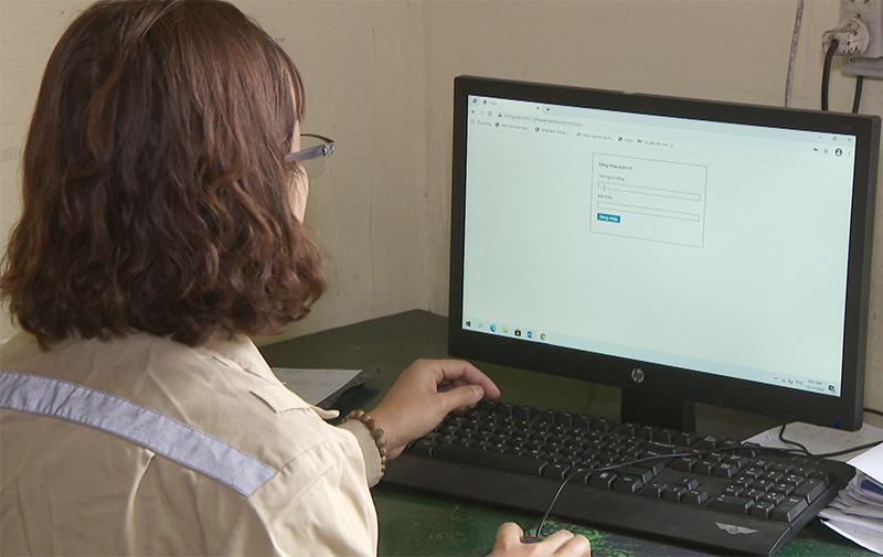 Công nhân công trường Khoan sử dụng phần mềm chữ ký số quản lý vật tư.