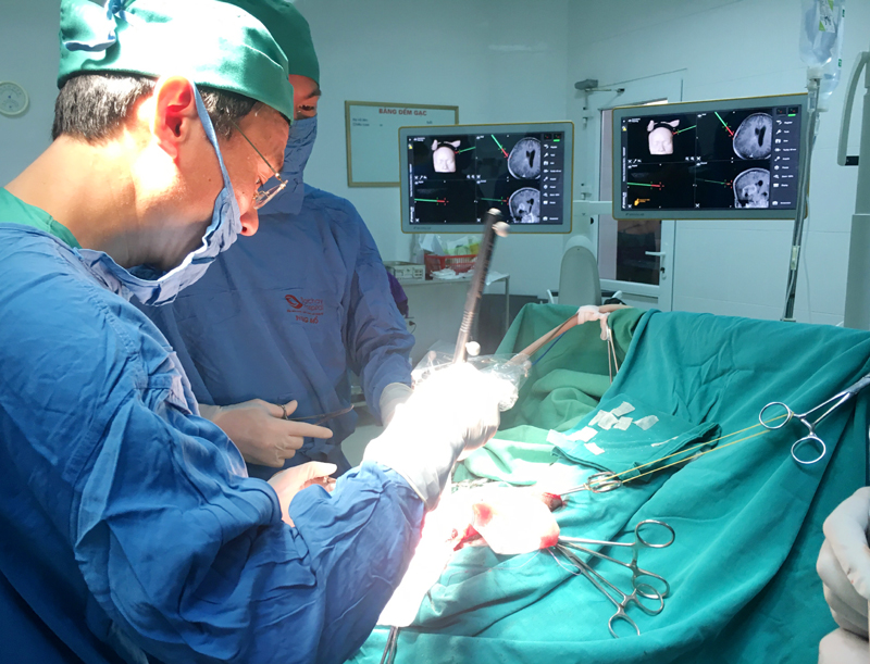 Bác sĩ Lê Ngọc Dũng thực hiện phẫu thuật cho bệnh nhân. Ảnh: Nhân vật cung cấp