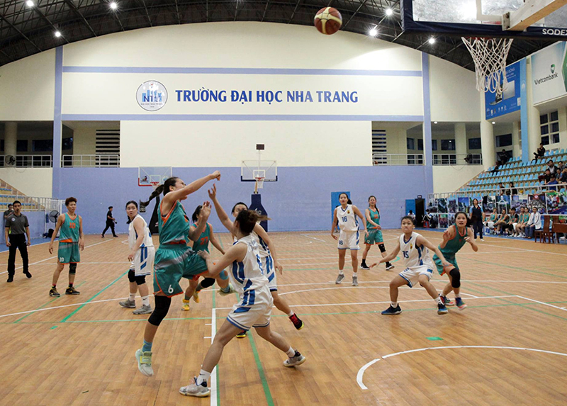 Nữ Quảng Ninh (áo xanh) thi đấu tại giải.
