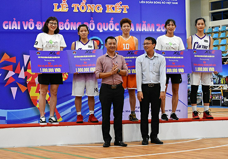VĐV Phạm Thị Thanh Thúy- QN (áo vàng) được bầu chọn vào Đội hình tiêu biểu của giải