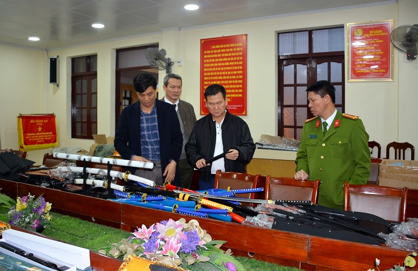 Công an tỉnh Quảng Ninh kiểm tra số công cụ hỗ trợ do lực lượng Cảnh sát hình sự thu giữ.