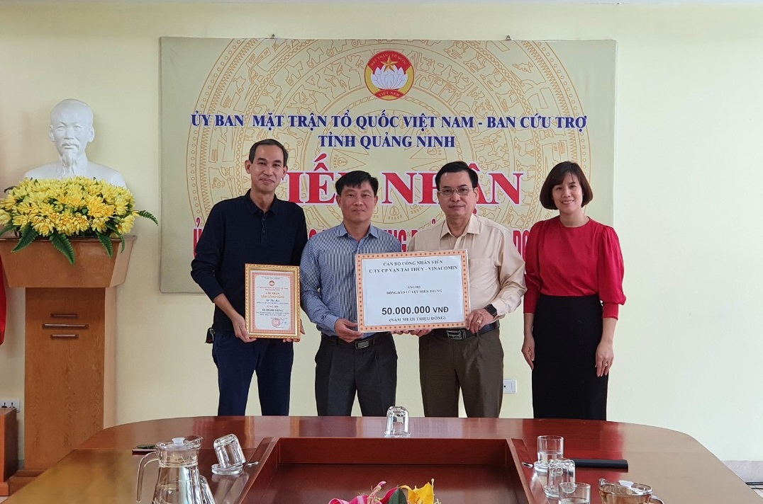 Công ty CP Vân tải thủy - VINACOMIN chuyển tiền ủng hộ đồng bào miền Trung về Ủy ban MTTQ tỉnh.
