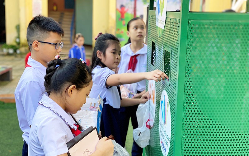 Các em học sinh Trường tiểu học Phù Đổng (quận Hải Châu, TP Đà Nẵng) phân loại rác tại 