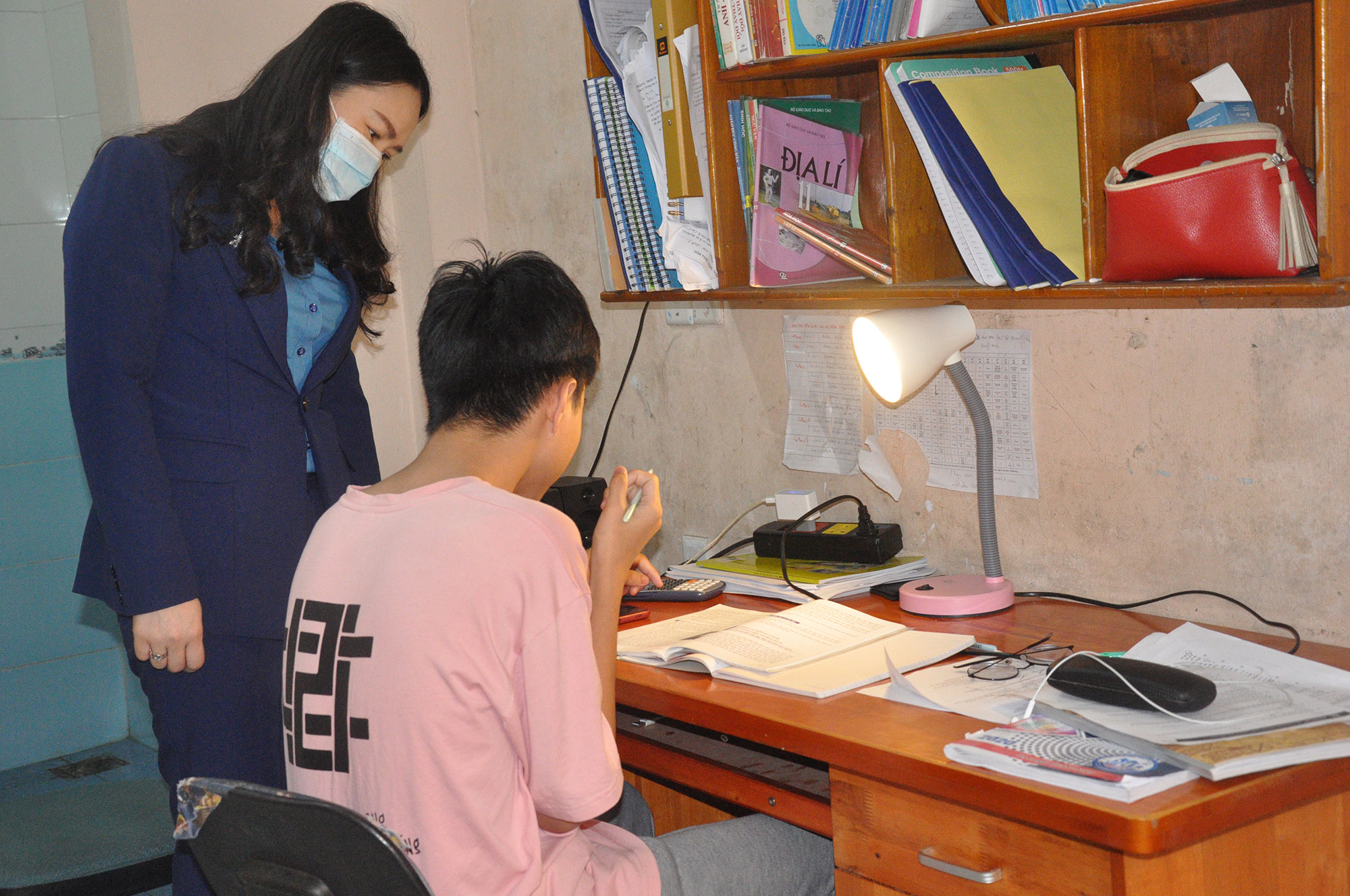 Chủ tịch Công đoàn ngành Y Hoàng Thị Hồng Phấn thăm, động viên các con chị Bùi Thị Hòe, Bệnh viện Phổi Quảng Ninh.