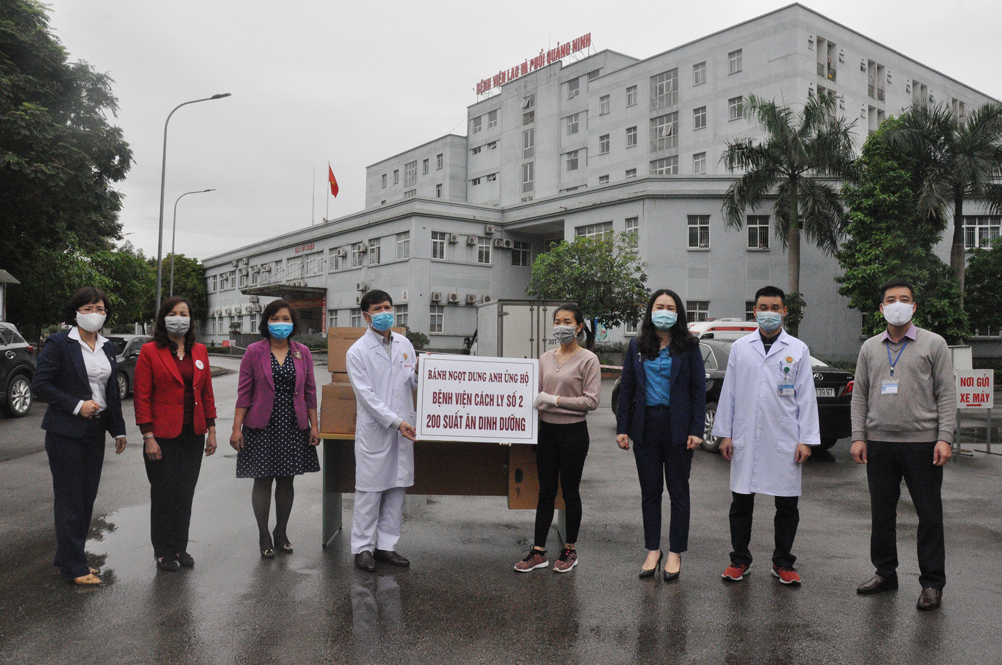 Công đoàn ngành Y tế vận động các đơn vị, doanh nghiệp hỗ trợ cho các y bác sĩ tuyến đầu chống dịch ở Bệnh viện Phổi Quảng Ninh.