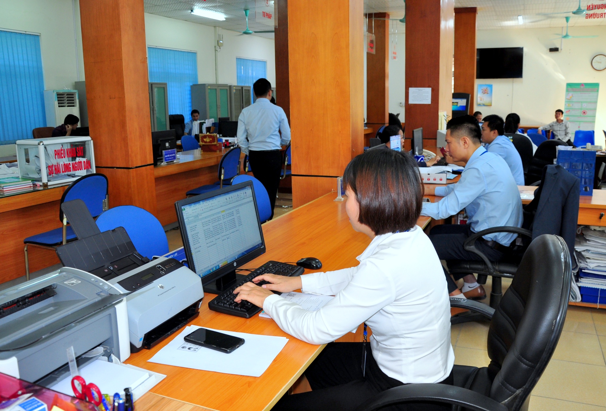 Cán bộ Trung tâm Hành chính công huyện Vân Đồn thực hiện các quy trình giải quyết thủ tục hành chính cho người dân, doanh nghiệp hoàn toàn trên hệ thống 