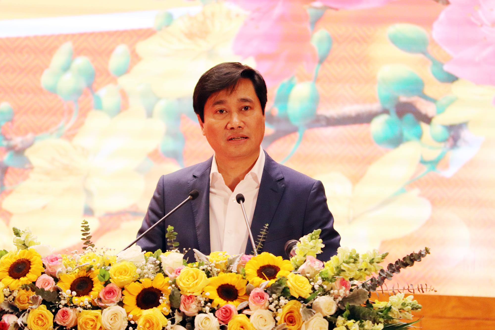 Đồng chí Nguyễn Tường Văn, Phó Bí thư Tỉnh ủy, Chủ tịch UBND tỉnh báo cáo khái quát những nét nổi bật trong phát triển KT-XH của Quảng Ninh.