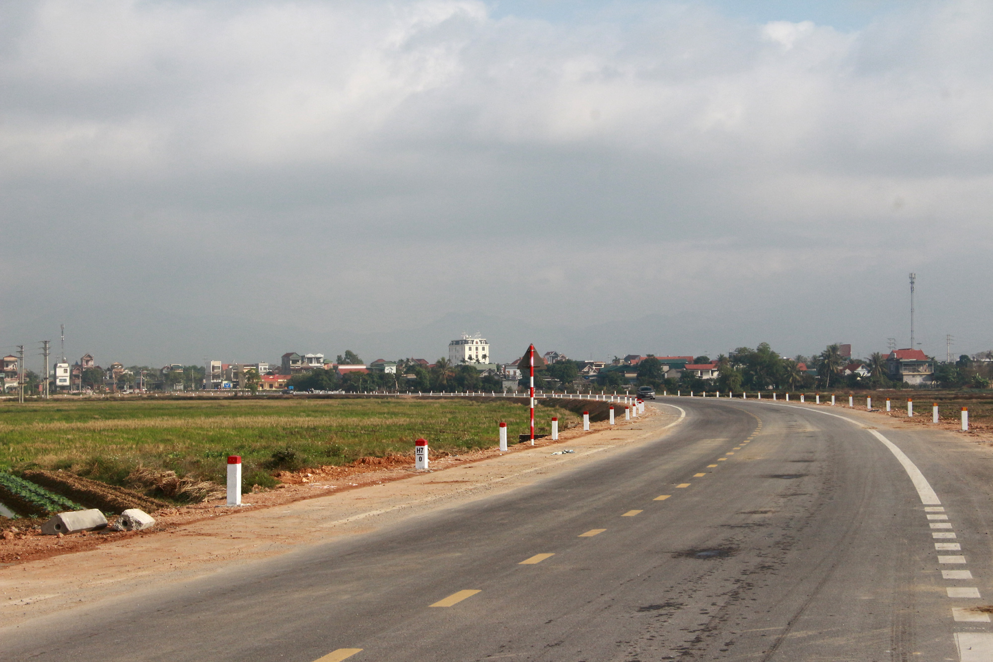 Đường dẫn nối QL 18 lên cầu Triều có chiều dài trên 2,2km đã được hoàn thiện, sẵn sàng cho thông xe kỹ thuật. Ảnh: Mạnh Trường