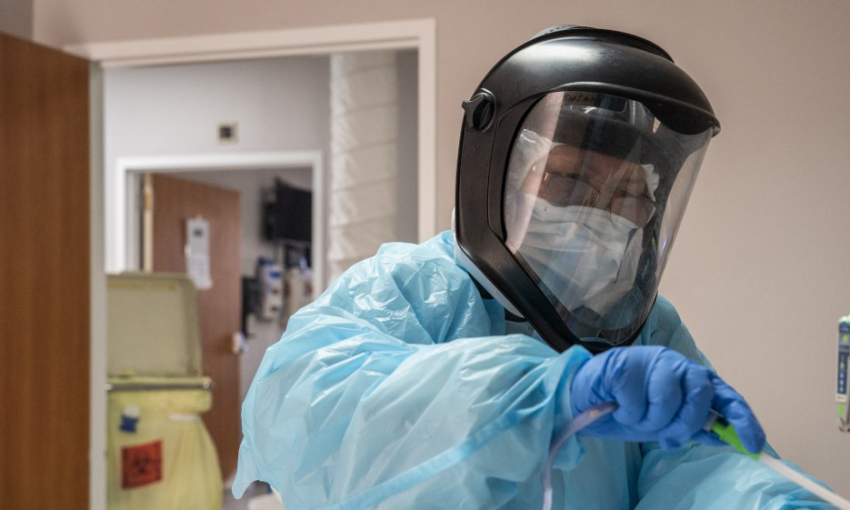 Nhân viên y tế chăm sóc cho bệnh nhân nhiễm nCoV trong phòng điều trị tích cực tại một bệnh viện ở Houston, Texas, hôm 25/12. Ảnh:AFP.