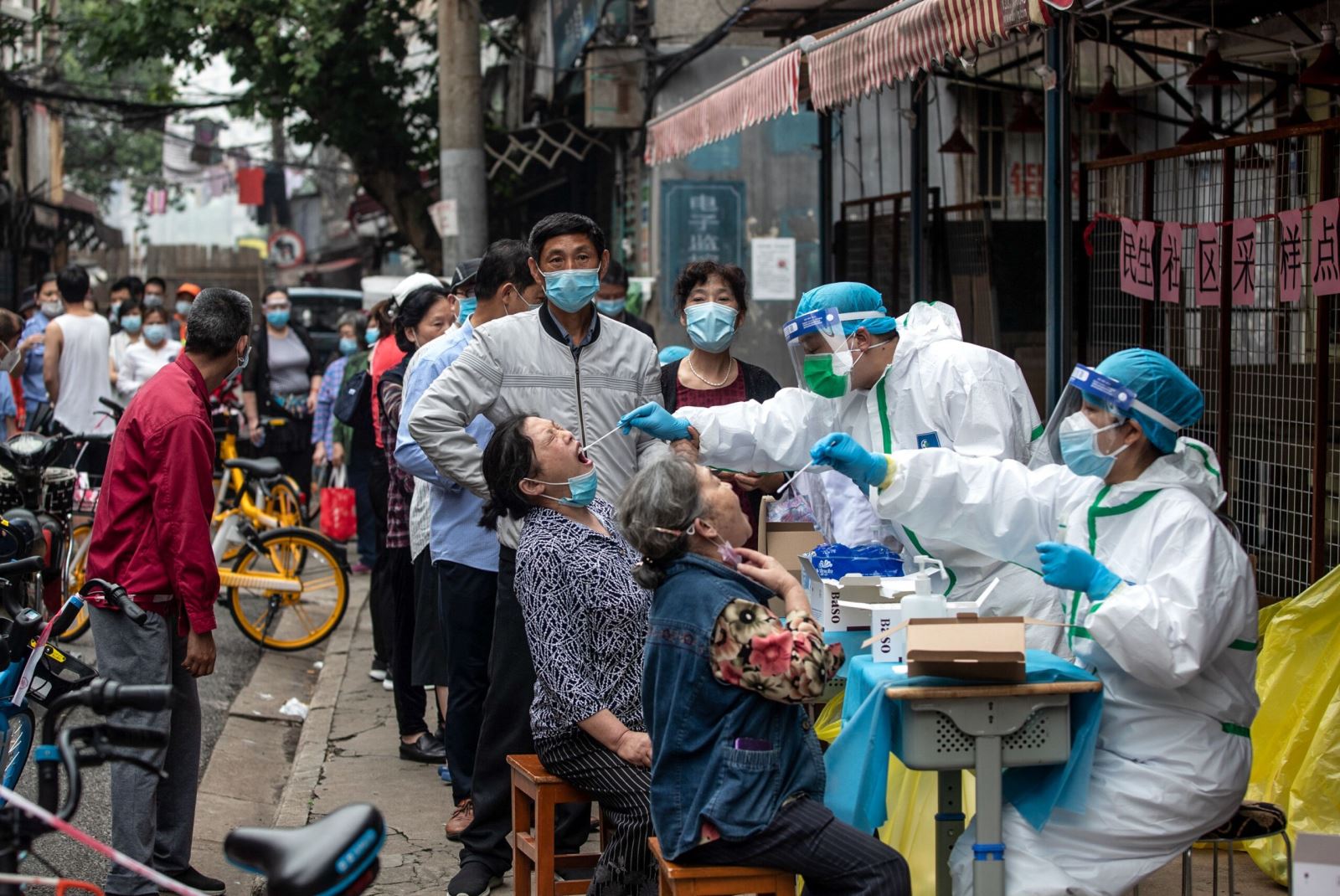 Người dân được lấy mẫu xét nghiệm COVID-19 tại Vũ Hán, Trung Quốc. Ảnh: Reuters
