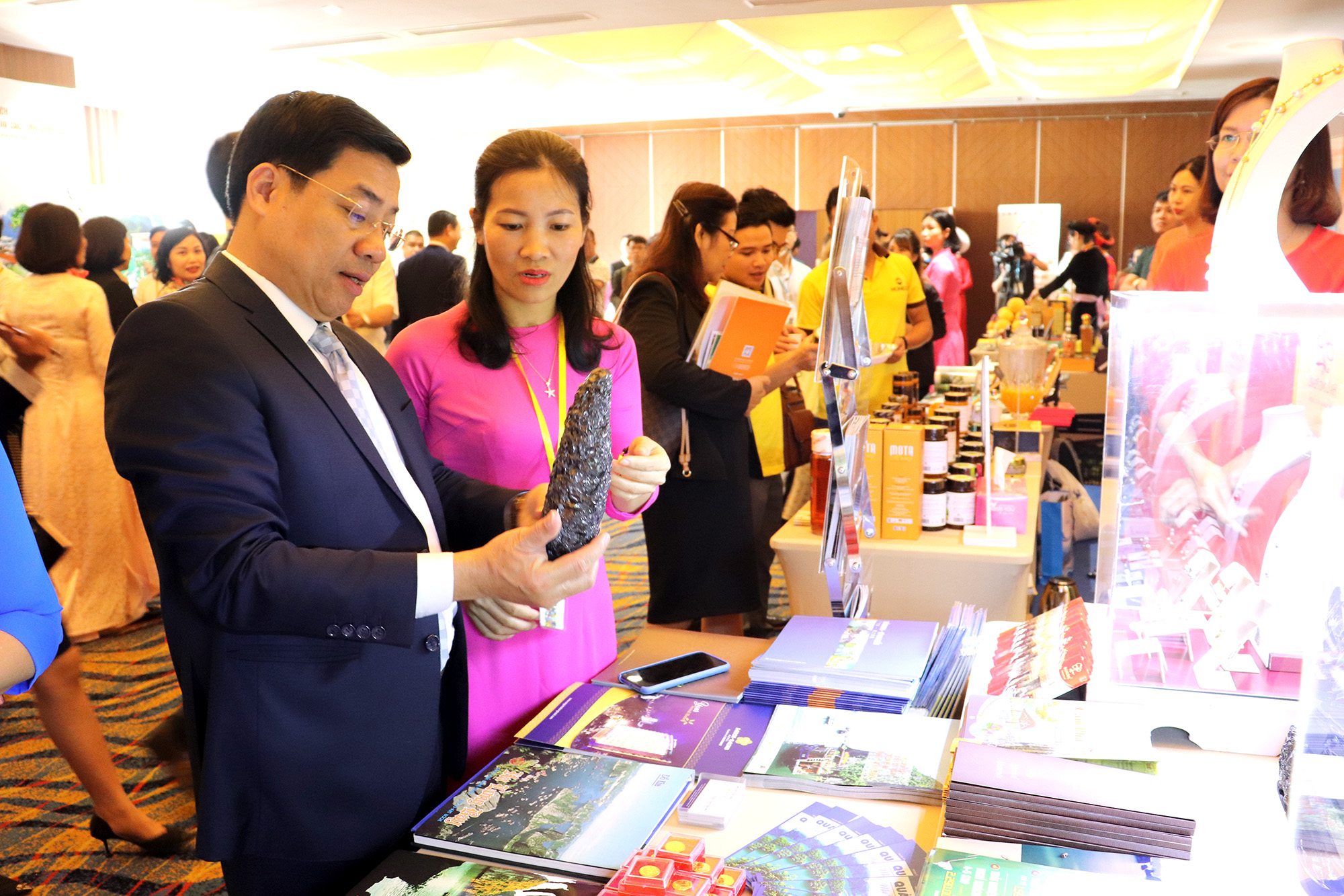 Sản phẩm mỹ nghệ than đá được trưng bày tại hội nghị liên kết phát triển du lịch TP Hồ Chí Minh và 8 tỉnh Đông Bắc, tổ chức tại TP Hạ Long tháng 11/2020.