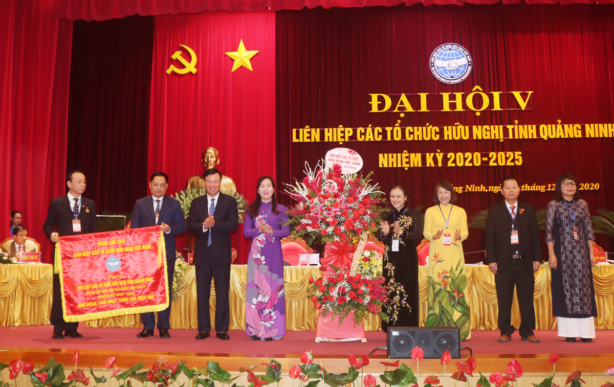 Đồng chí Đặng Phương Nga, Chủ tịch Liên hiệp các hội Hữu nghị Việt Nam tặng hoa chúc mừng Đại hội.