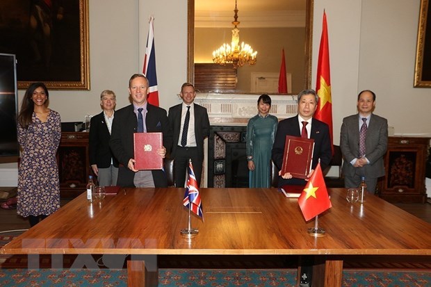 Đại sứ Việt Nam Trần Ngọc An và Đại sứ Vương quốc Anh Gareth Edward Ward ký Hiệp định Thương mại tự do Việt Nam-Vương quốc Anh.