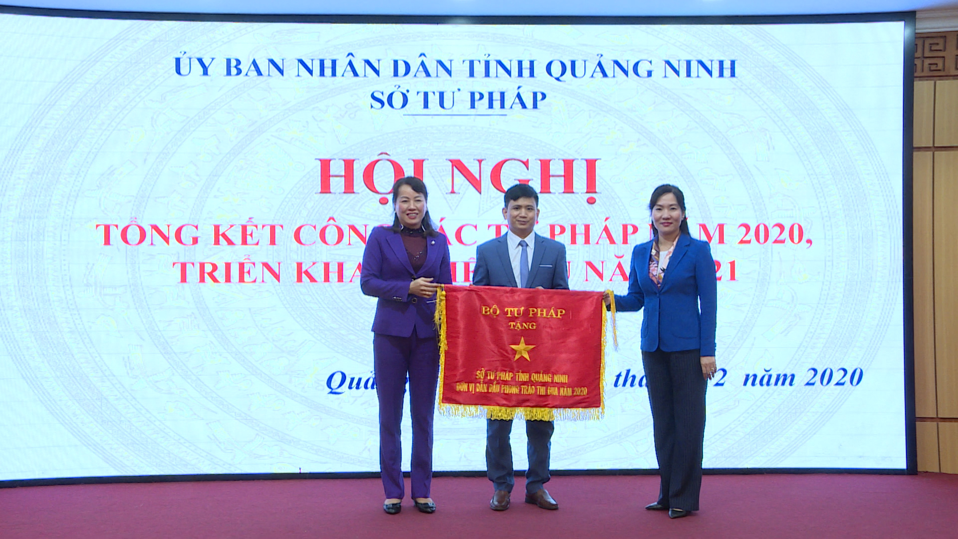 Sở Tư pháp tỉnh Quảng Ninh vinh dự nhận Cờ dẫn đầu phong trào thi đua năm 2020 của Bộ Tư pháp. Ảnh: Dương Hương