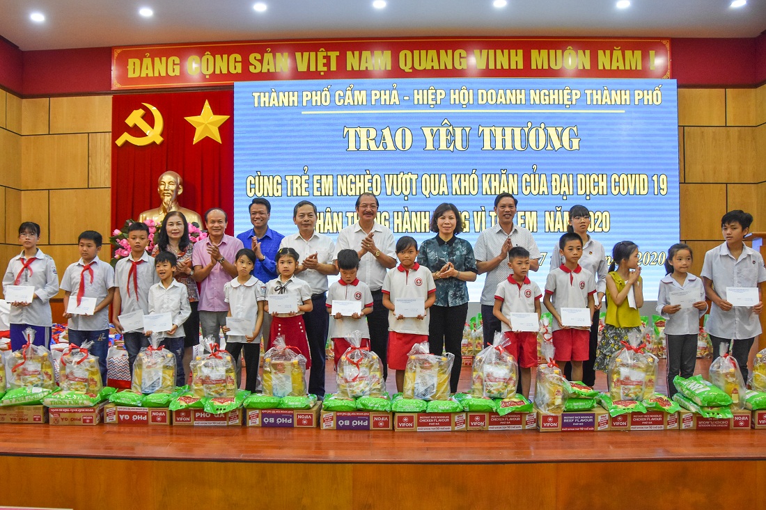 Hiệp hội Doanh nghiệp TP Cẩm Phả trao quà hỗ trợ cho 100 em học sinh nghèo tại địa phương, tháng 6/2020. Ảnh: Hoàng Giang