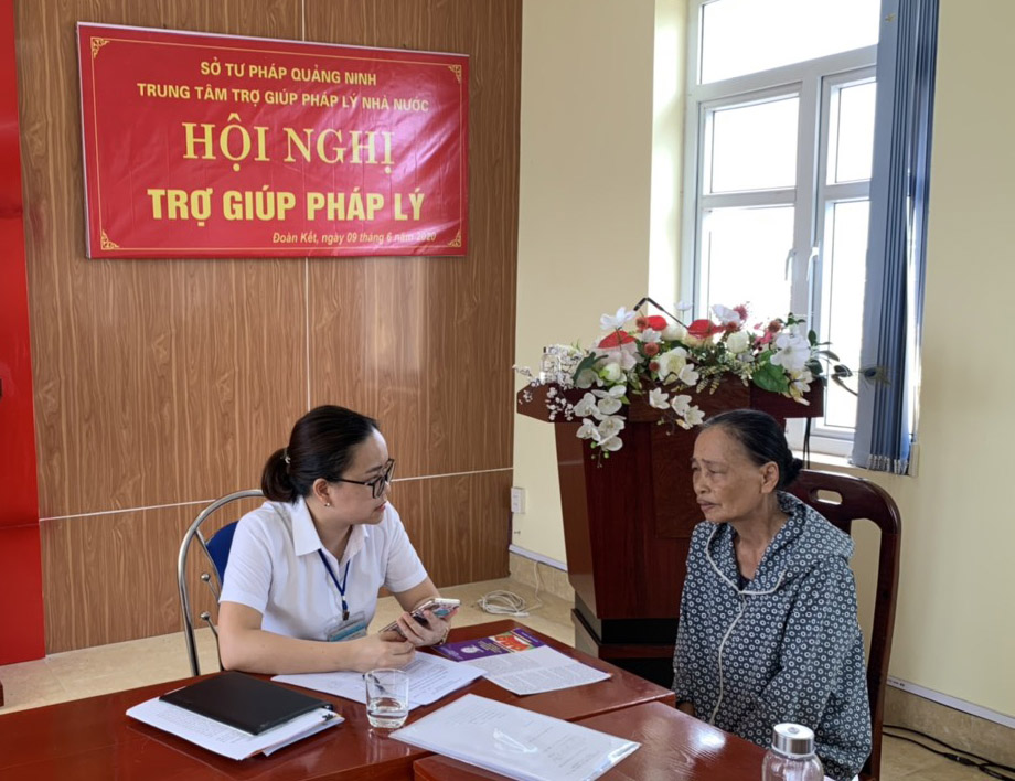 Lãnh đạo Trung tâm TGPL nhà nước tỉnh tư vấn pháp luật cho người dân xã Đoàn Kết, huyện Vân Đồn tại hội nghị TGPL, tháng 6/2020.