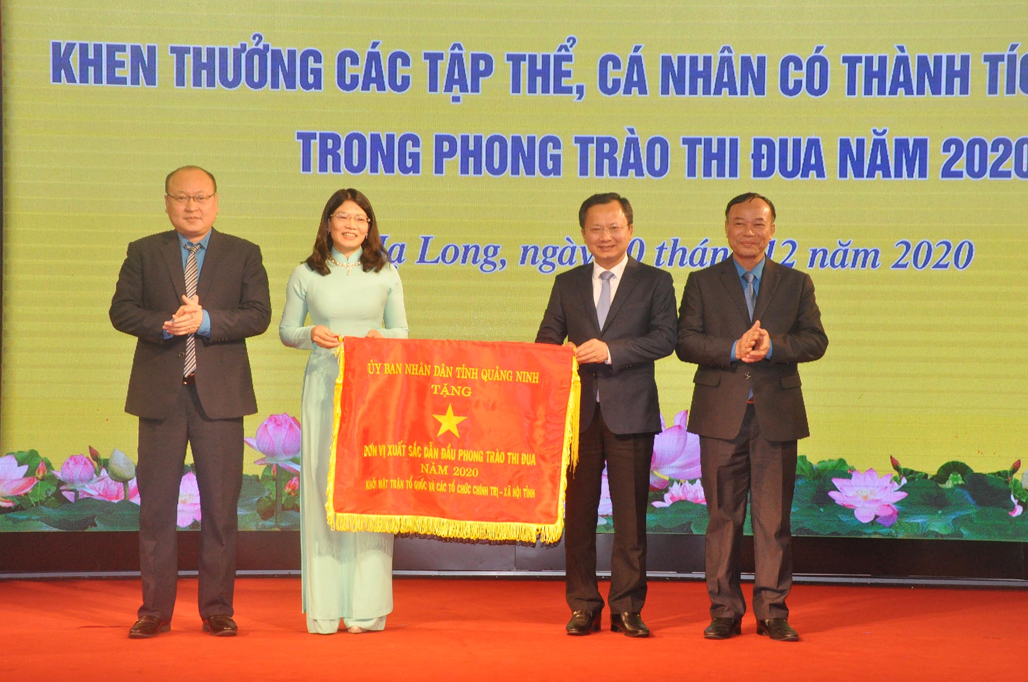 Đồng chí Cao Tường Huy, Phó Chủ tịch Thường trực UBND tỉnh tặng cờ thi đua cho LĐLĐ tỉnh.