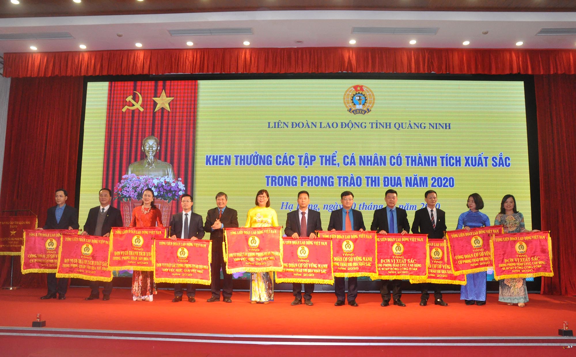 Đồng chí Trần Thanh Hải, Phó Chủ tịch Thường trực Tổng LĐLĐ Việt Nam tặng cờ thi đua của Tổng LĐLĐ Việt Nam cho các tập thể.
