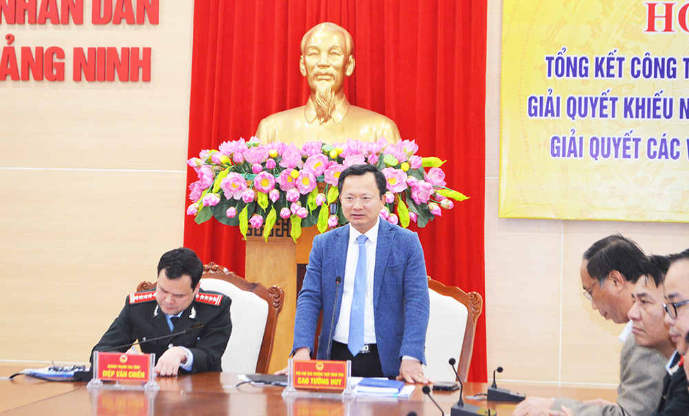 Đồng chí Cao Tường Huy, Phó Chủ tịch Thường trực UBND tỉnh chủ trì hội nghị.