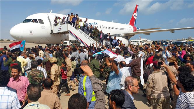 Người dân chào đón các thành viên trong Chính phủ chia sẻ quyền lực mới thành lập của Yemen tại sân bay Aden, Yemen, ngày 30/12/2020. Ảnh: AFP/ TTXVN