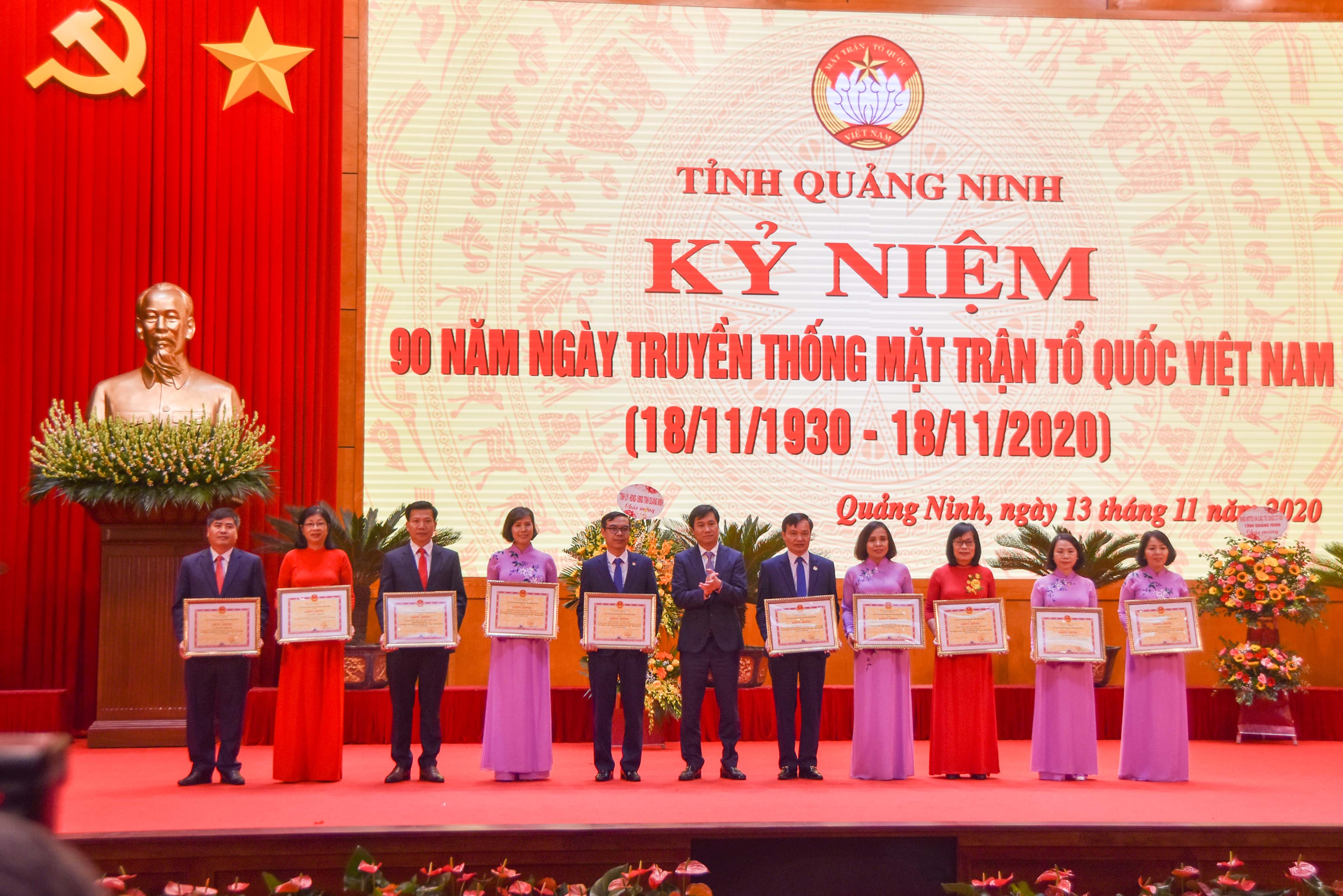 Đồng chí Nguyễn Tường Văn, Phó Bí thư Tỉnh ủy, Chủ tịch UBND tỉnh, trao bằng khen cho các tập thể, cá nhân nhân dịp kỷ niệm 90 năm ngày truyền thống MTTQ.
