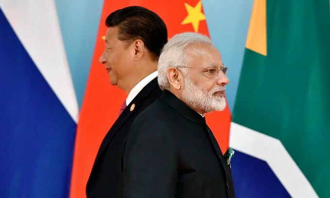 Thủ tướng Ấn Độ Narendra Modi (phải) và Chủ tịch Trung Quốc Tập Cận Bình tại một hội nghị ở Trung Quốc năm 2017. Ảnh: AFP.