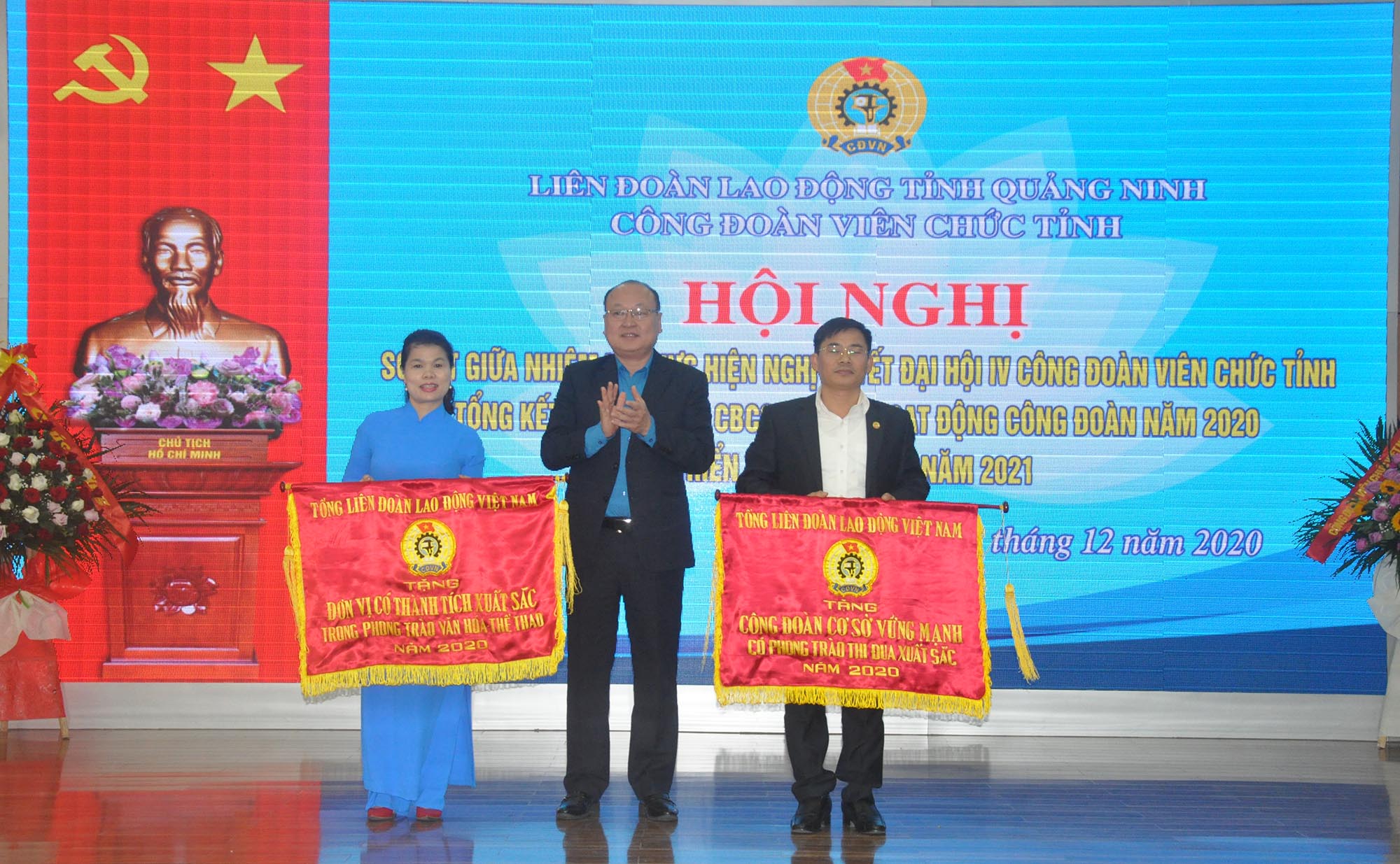 Các tập thể được tặng cờ của Tổng LĐLĐ Việt Nam.