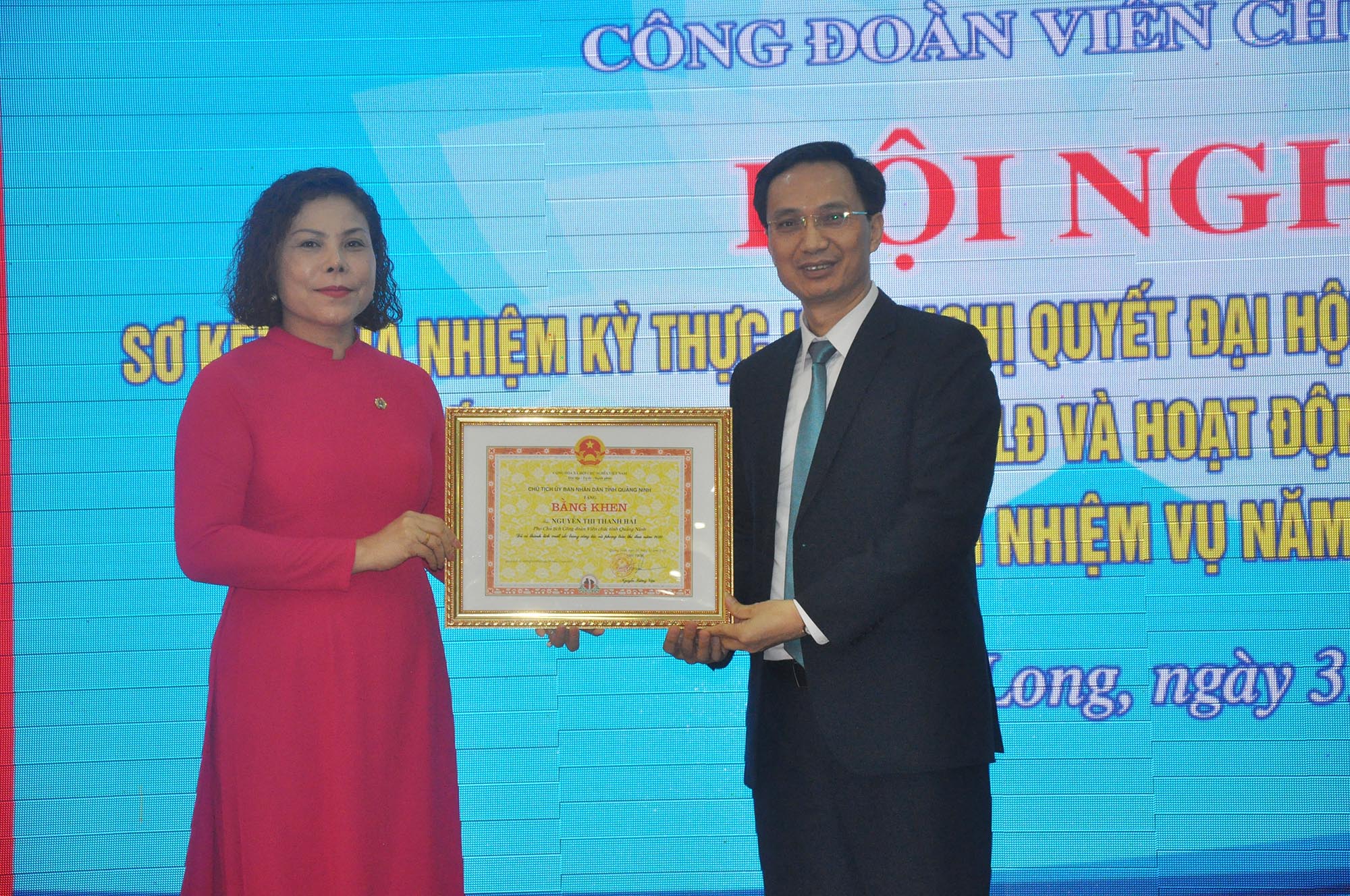Đồng chí Nguyễn Thị Thanh Hải, Phó Chủ tịch Công đoàn Viên chức tỉnh được tặng bằng khen của UBND tỉnh.