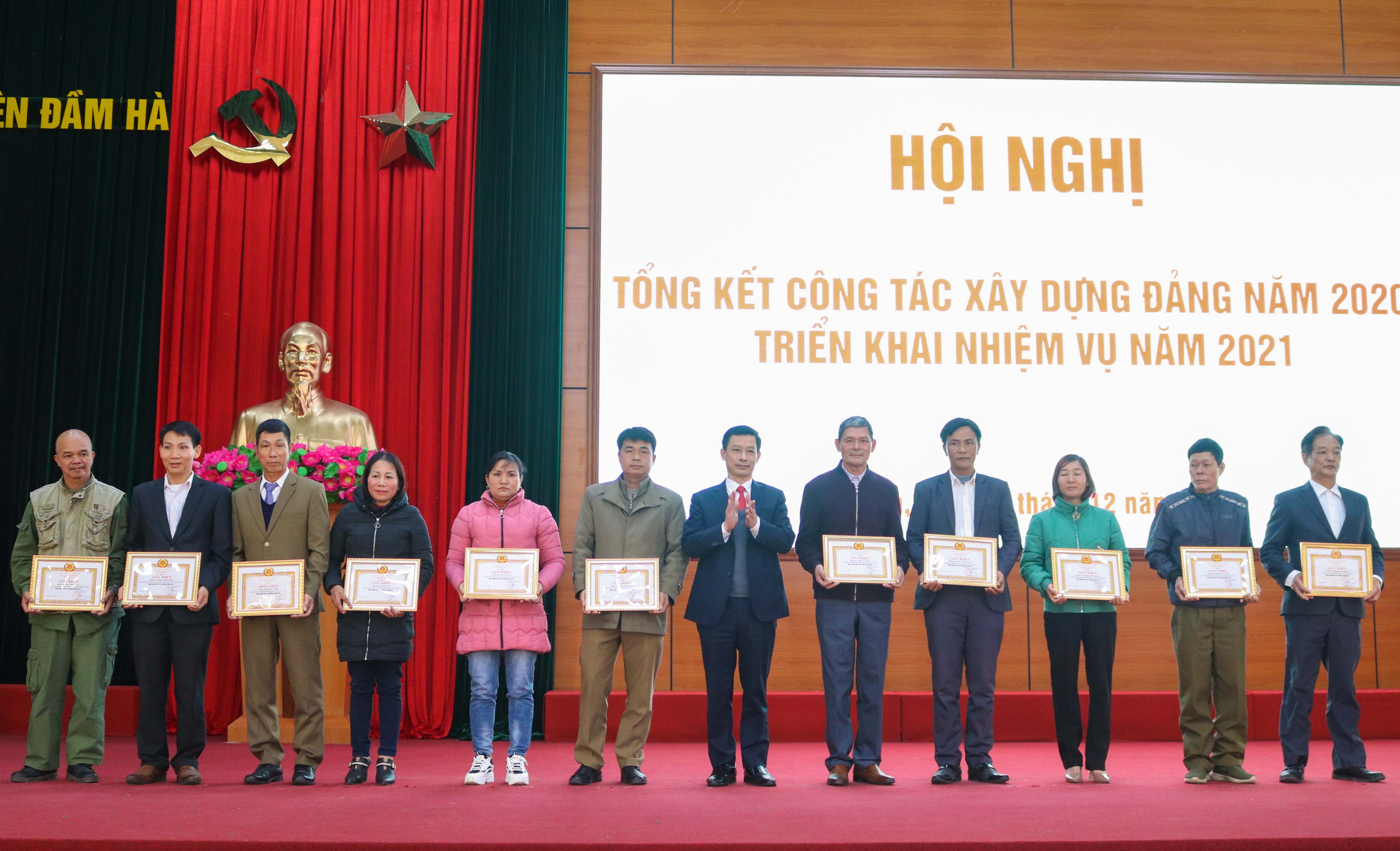 Huyện ủy Đầm Hà khen thưởng các Bí thư chi bộ, Trưởng thôn, khu phố hoàn thành xuất sắc nhiệm vụ giai đoạn 2016-2020.