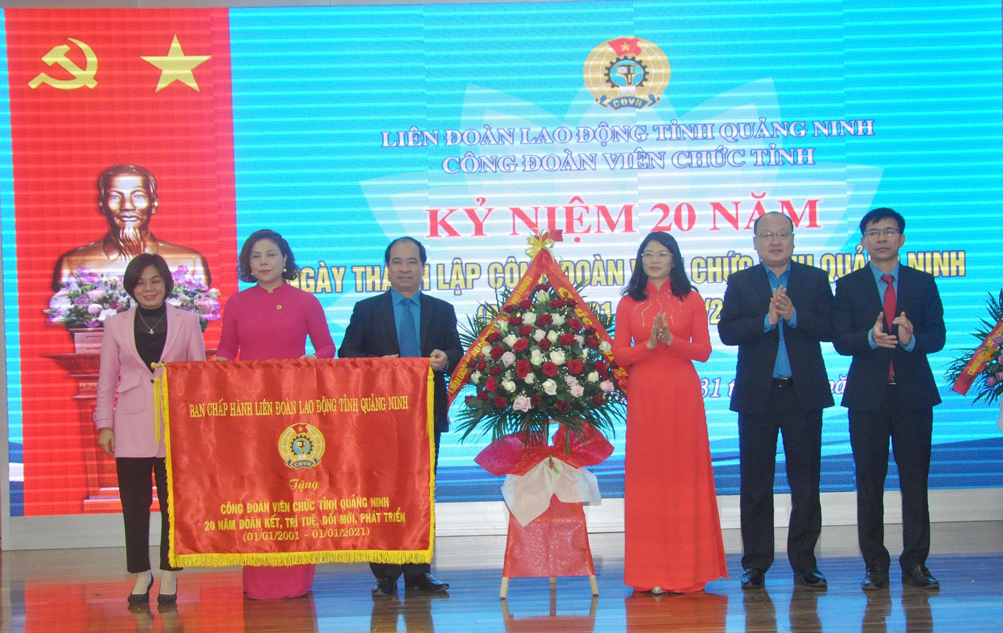 Đồng chí Đỗ Thị Ninh Hường, Chủ tịch LĐLĐ tỉnh Quảng Ninh tặng Công đoàn Viên chức tỉnh bức trướng mang dòng chữ 