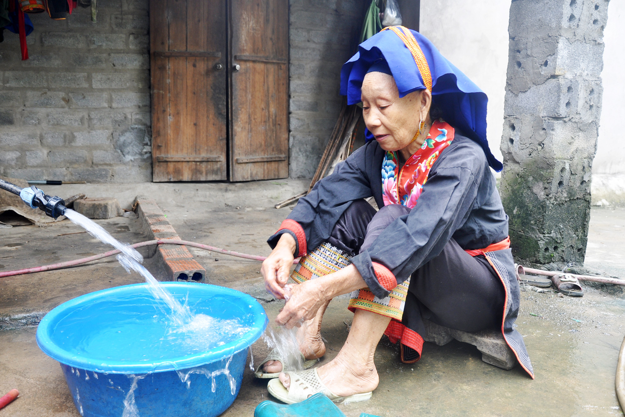 Hộ bà Triệu Thị Ba cũng như các hộ ở thôn Nà Bắp (xã Đồn Đạc, huyện Ba Chẽ) đã được sử dụng nước hợp vệ sinh từ công trình nước sinh hoạt tập trung do Nhà nước hỗ trợ xây dựng. Ảnh: Thu Chung