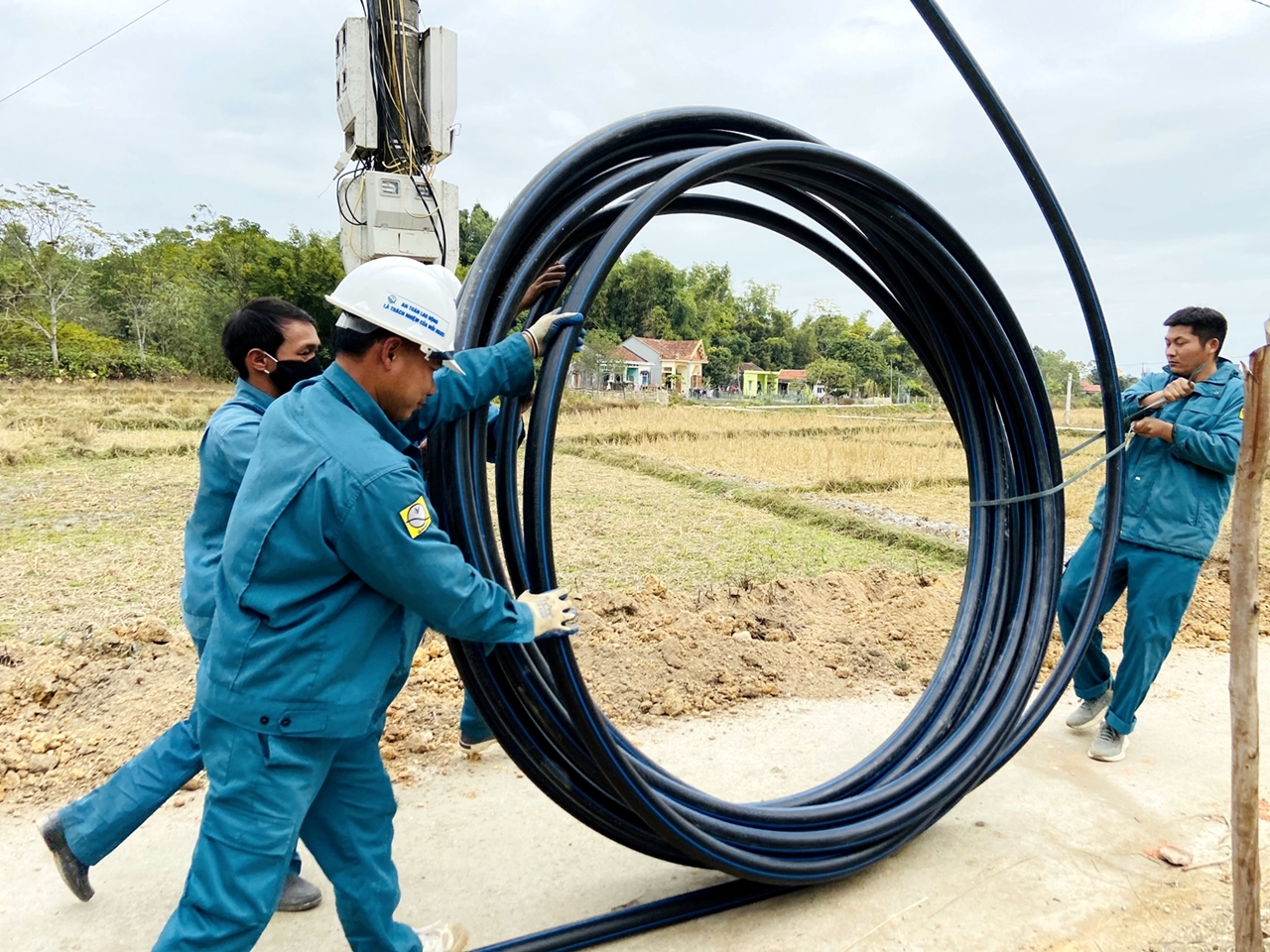 Công ty CP Nước sạch Quảng Ninh thi công hệ thống nước sạch trên xã đảo Vĩnh Thực (TP Móng Cái).