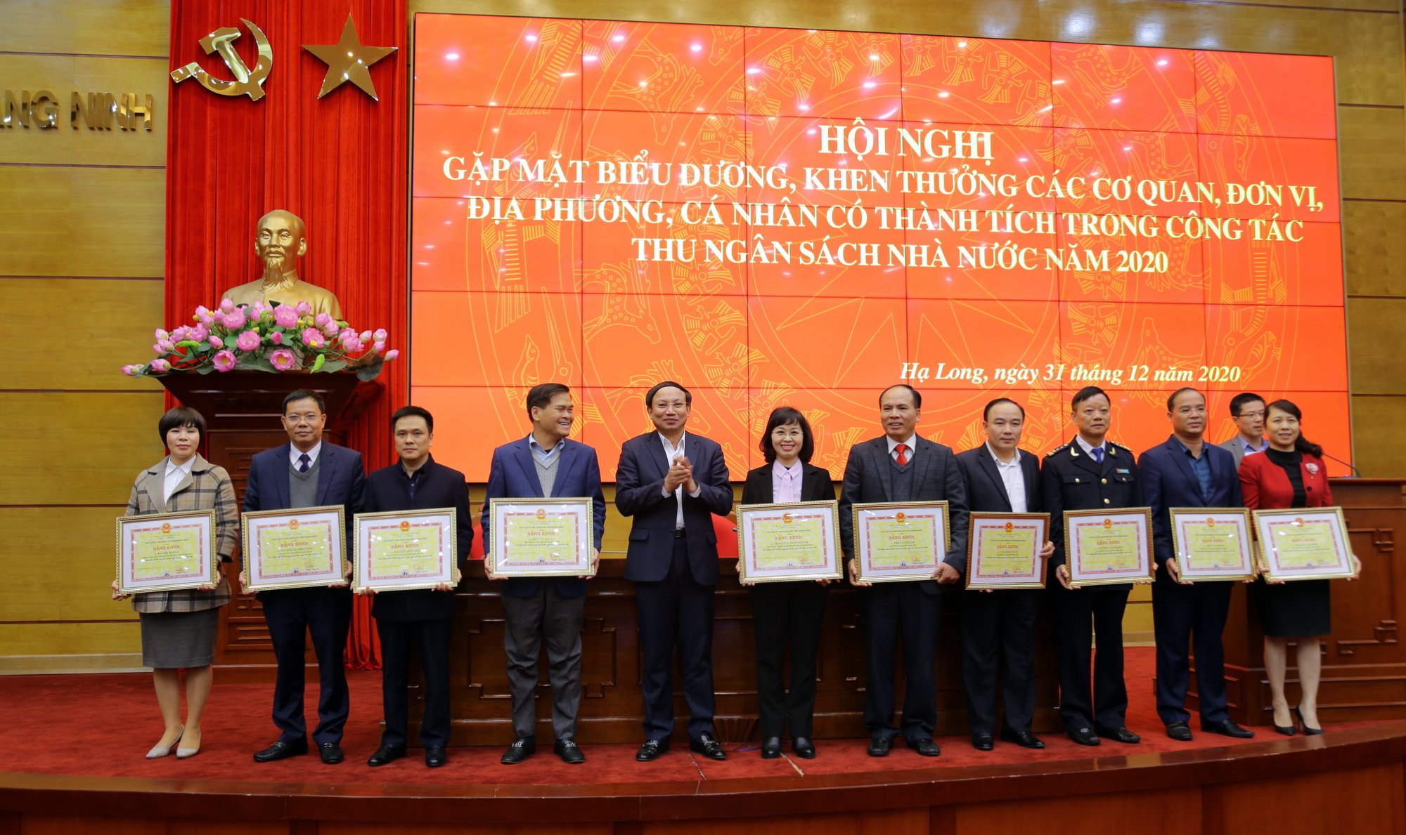 Đồng chí Nguyễn Xuân Ký, Bí thư Tỉnh ủy, Chủ tịch HĐND tỉnh trao Bằng khen của UBND tỉnh cho các cá nhân có đóng góp tích cực vào công tác thu ngân sách nhà nước.