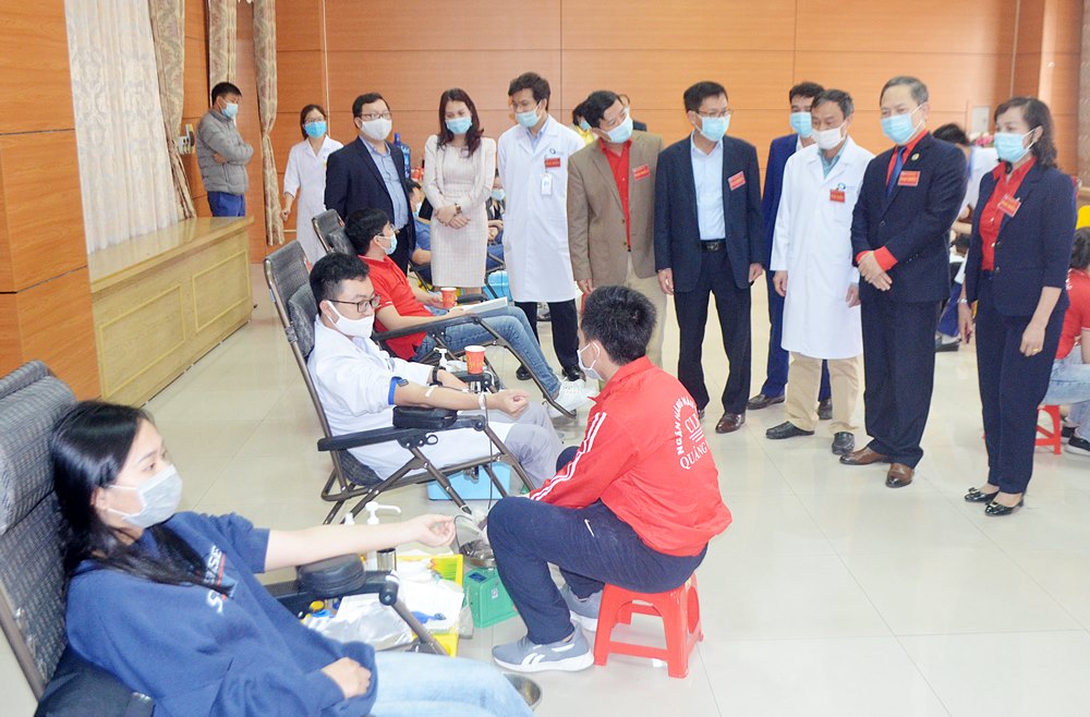 Điểm hiến máu CTĐ tại Bệnh viện Bãi Cháy tạo thuận lợi cho tình nguyện viên, người nhà bệnh nhân và nhân dân đến đăng ký tham gia hiến máu.
