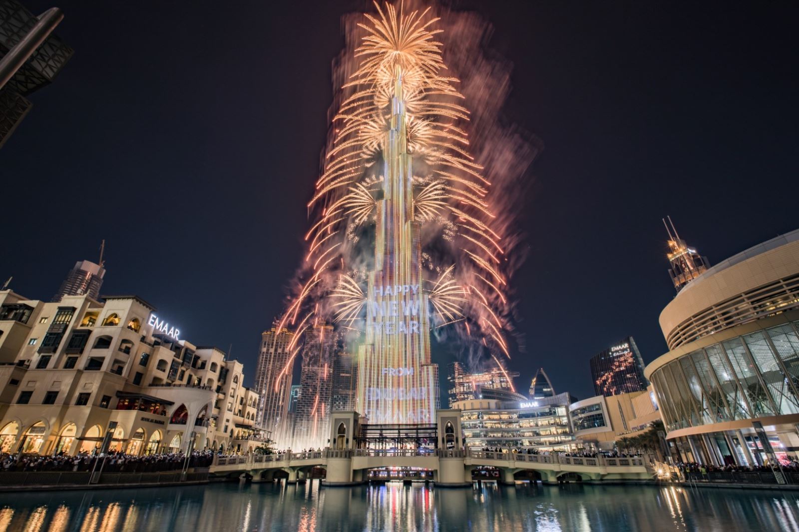 Chú thích ảnh Màn bắn pháo hoa tại tháp Burj Khalifa. Ảnh: ITP