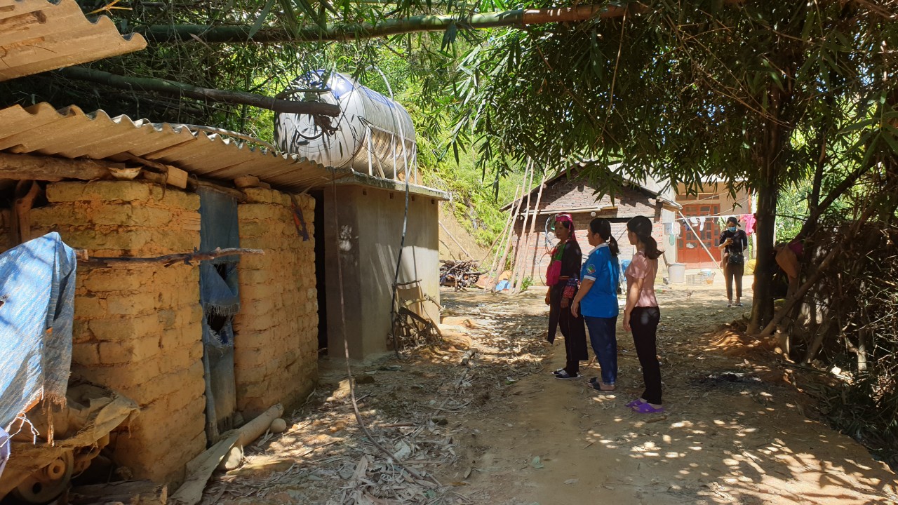 Nhà tiêu hợp vệ sinh của gia đình chị Lỷ Tài Múi (thôn Ngàn Chuồng, xã Lục Hồn, huyện Bình Liêu) đã di chuyển xa nhà ở.