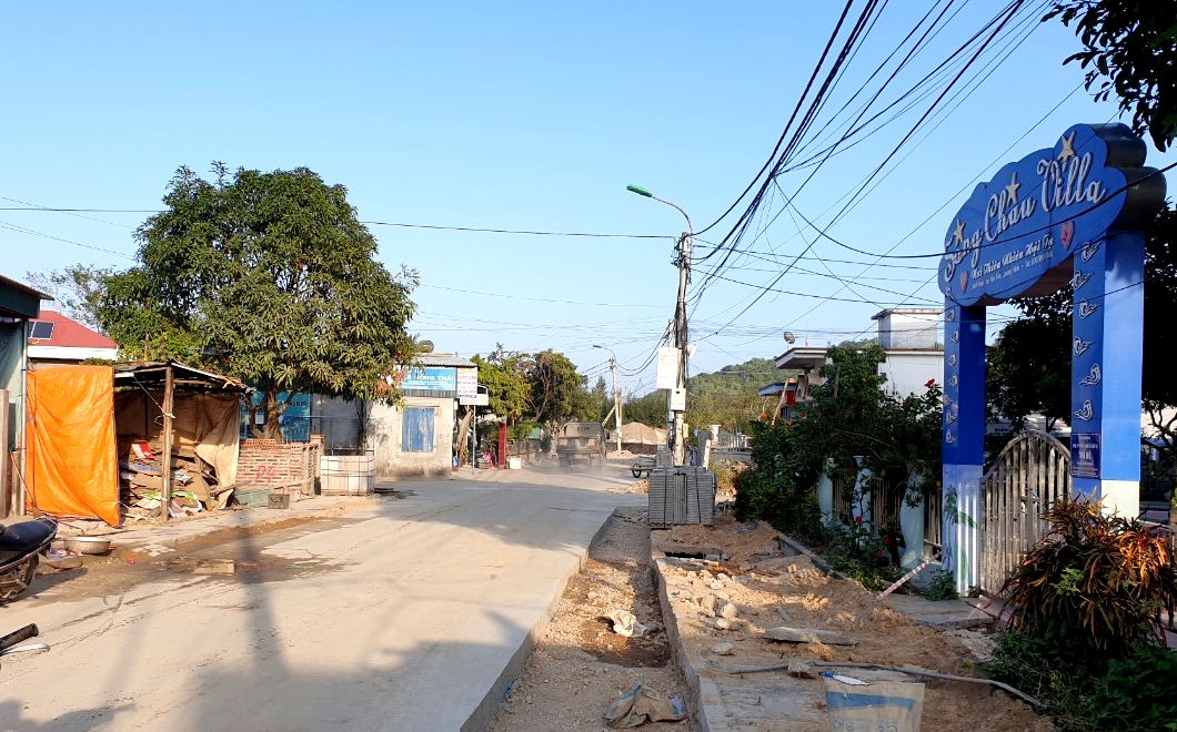 Vật liệu tập kết không đúng nơi quy định, bụi từ các công trình xây dựng đã ảnh hưởng không nhỏ đến môi trường tại xã đảo Quan Lạn, huyện Vân Đồn.