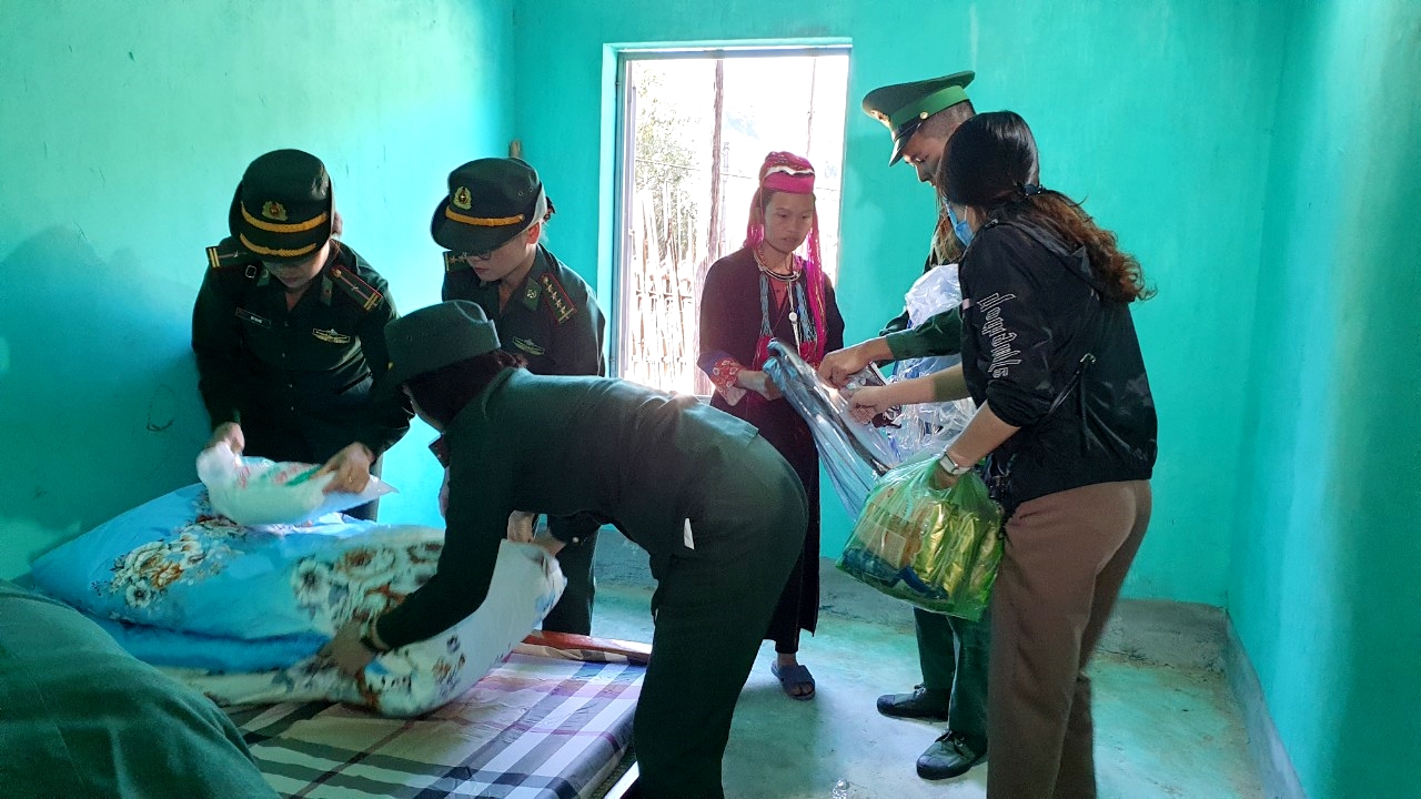Phụ nữ Bộ Chỉ huy BĐBP hỗ trợ vật dụng và hướng dẫn phụ nữ khó khăn ở xã Vô Ngại, huyện Bình Liêu, dọn dẹp nhà.