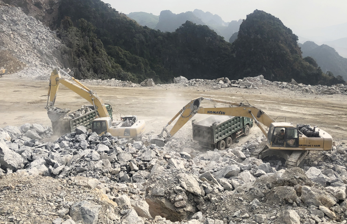 Khai thác đá tại Công ty CP Xi măng Hạ Long.