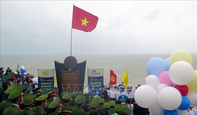  Chào cờ đầu năm mới 2021 tại điểm cực Đông trên đất liền Việt Nam.