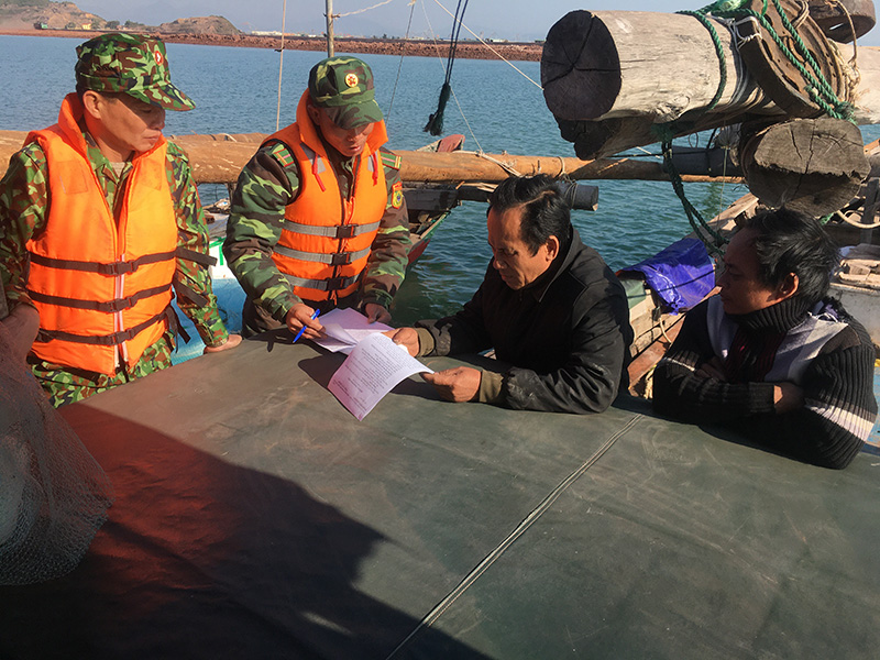 Đồn Biên Phòng Quảng Đức lập biên bản chủ phương tiện tàu cá khai thác thủy hải sản trái phép để xử lý theo đúng quy định của pháp luật