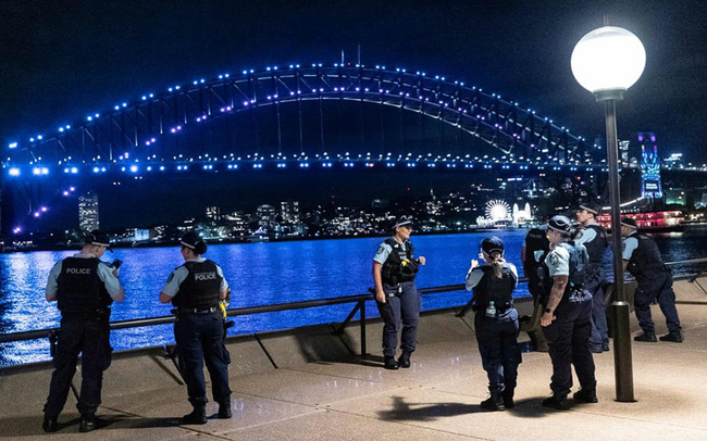 Cảnh sát tuần tra chung quanh khu vực Nhà hát opera Sydney trong đêm cuối năm 2020. (Ảnh: Getty Images)